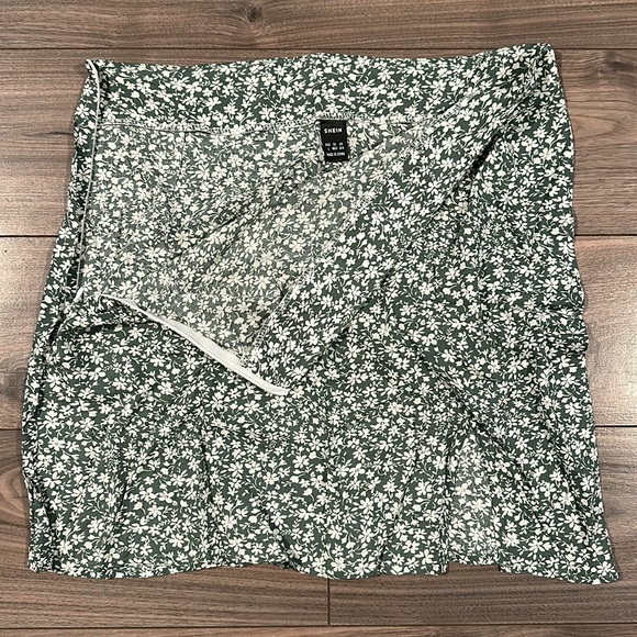 SHEIN Floral Skirt with Small Left Let Slit - Picture 3 of 6